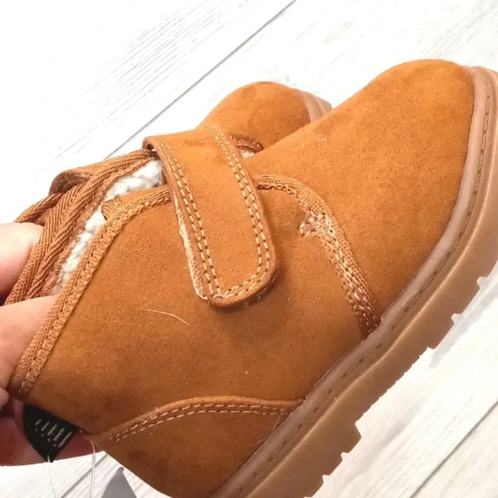 (17-3862) Cat & Jack Shoes  Sz 5